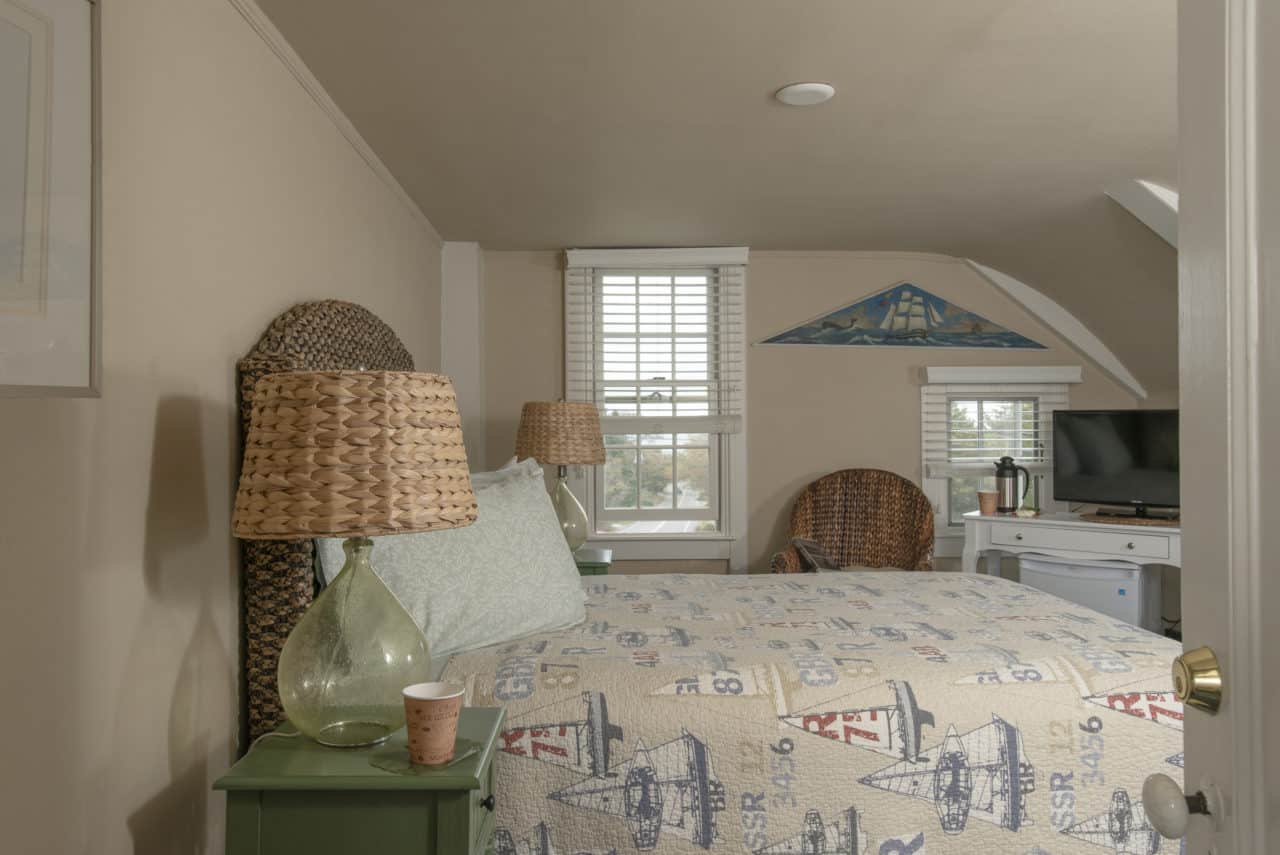 Queen bed and cute nauticaul decor