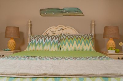 Room 9 quuen bed straight on with coastal art above