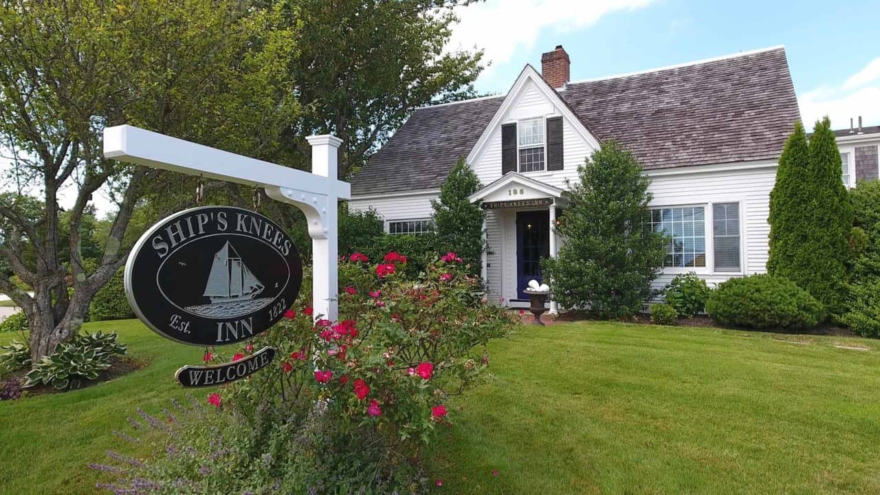 The Ships Knees Inn sign on Beach Rd in Orleans says Welcome!